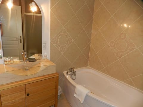 Premium Room | Bathroom | Free toiletries, hair dryer, towels