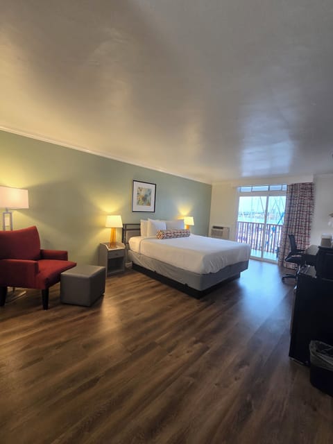 Superior Room, 1 King Bed, Marina View | Desk, iron/ironing board, WiFi, bed sheets