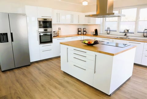 Kochen wie die Profis – mit zwei Herden, Side-by-Side-Kühlschrank und viel Platz für gemeinsame Momente