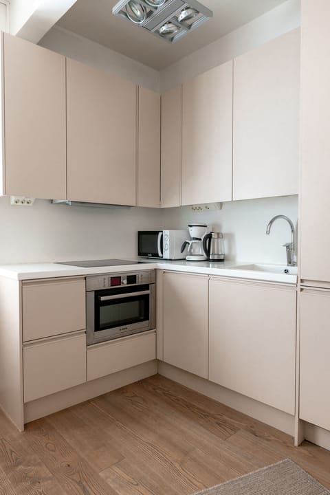 Premium Apartment | Private kitchen | Fridge, microwave, oven, stovetop