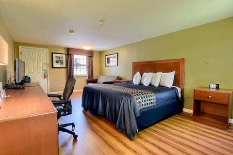 Basic Room, 1 King Bed | Individually decorated, individually furnished, blackout drapes