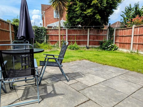 Secure Enclosed Back garden 