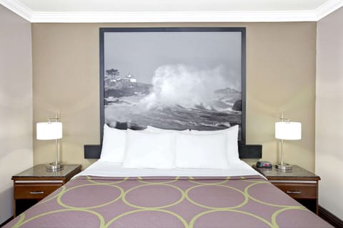 Standard Room, 1 King Bed, Non Smoking | In-room safe, desk, soundproofing, iron/ironing board