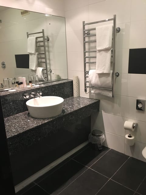 Suite | Bathroom | Combined shower/tub, free toiletries, hair dryer, towels