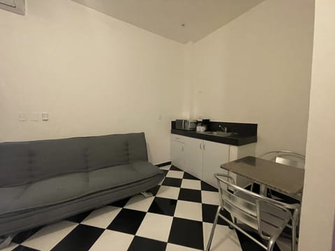 Deluxe Studio Suite | In-room safe, blackout drapes, free WiFi, bed sheets