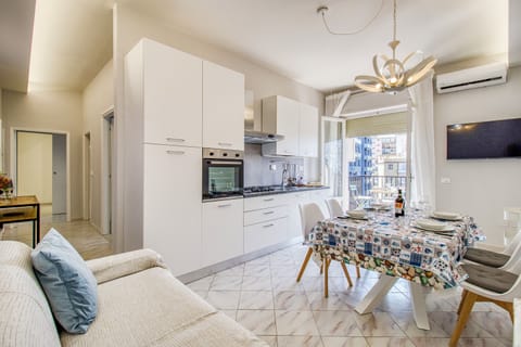 Family Apartment, 2 Bedrooms (Bedo House Beach Front) | Dining room