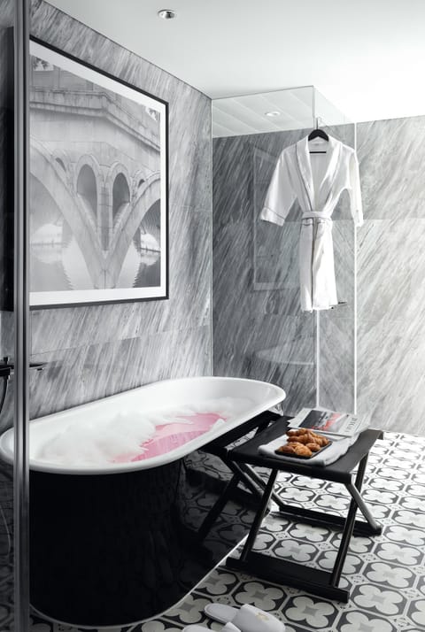 Coleman Suite 1 King | Bathroom | Free toiletries, hair dryer, slippers, towels