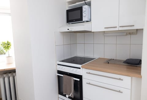 City Apartment | Private kitchen | Fridge, microwave, oven, stovetop