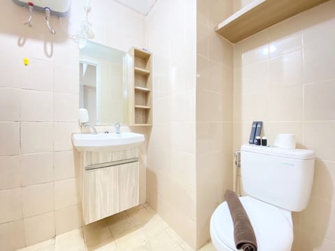 Apartment, 1 Bedroom | Bathroom | Shower, free toiletries, towels