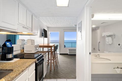 Suite (Ocean/Gulf View) | Private kitchen | Full-size fridge, microwave, oven, stovetop