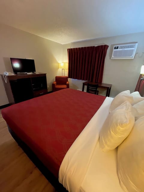 Standard Room, 1 Queen Bed, Non Smoking | Premium bedding, iron/ironing board, rollaway beds, free WiFi