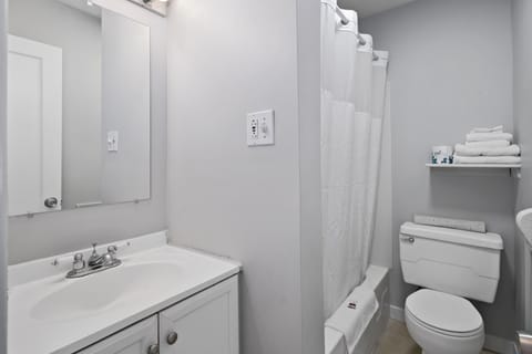 Basic Room | Bathroom