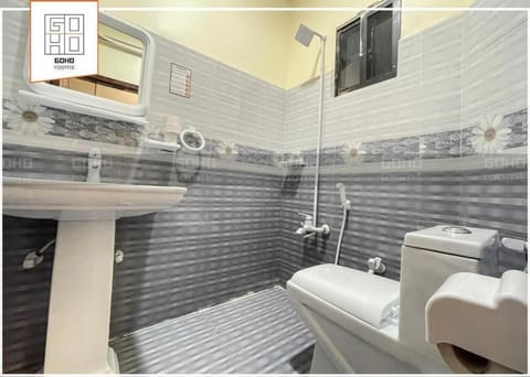 Deluxe Quadruple Room | Bathroom | Shower, free toiletries, slippers, towels