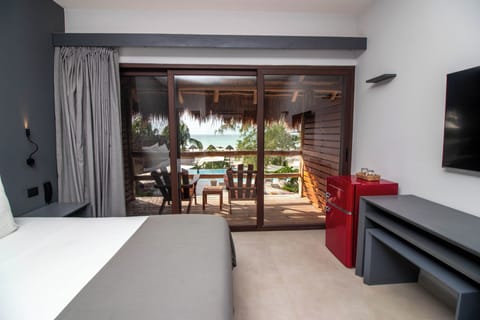 OCEAN FRONT | Minibar, in-room safe, iron/ironing board, free WiFi