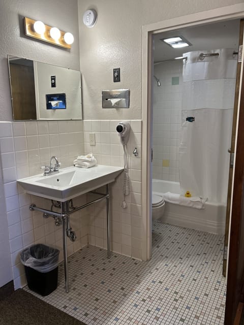 Deep soaking tub, free toiletries, hair dryer, towels