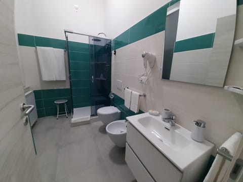 Deluxe Room | Bathroom | Shower, rainfall showerhead, free toiletries, hair dryer