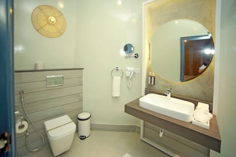 Junior Studio Suite | Bathroom | Shower, free toiletries, hair dryer, bathrobes