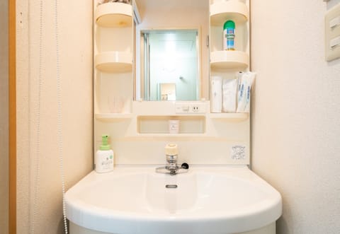 Basic Quadruple Room | Bathroom | Hydromassage showerhead, hair dryer, slippers, towels