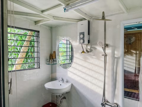 Traditional Bungalow | Bathroom | Shower, rainfall showerhead, hair dryer, bidet