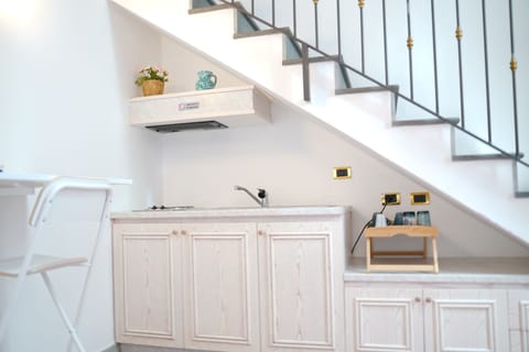 Deluxe Room, 1 Bedroom | Hypo-allergenic bedding, minibar, in-room safe, individually decorated