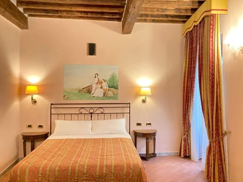 Classic Room | Hypo-allergenic bedding, minibar, in-room safe, individually decorated