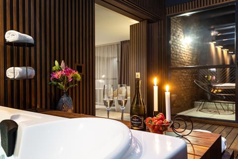 Executive Studio Suite | Private spa tub