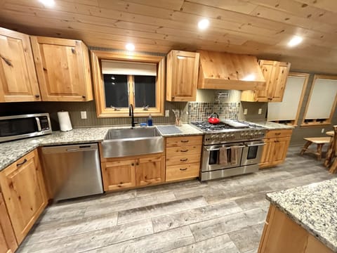 Luxury Cabin, 3 Bedrooms, Fireplace, Lake View | Private kitchen | Oven, stovetop, coffee/tea maker, toaster