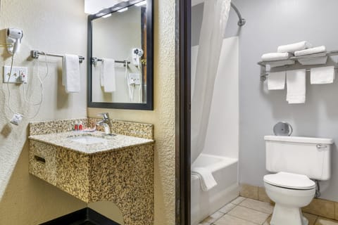 Standard Room, 1 King Bed, Non Smoking | Bathroom | Combined shower/tub, free toiletries, towels