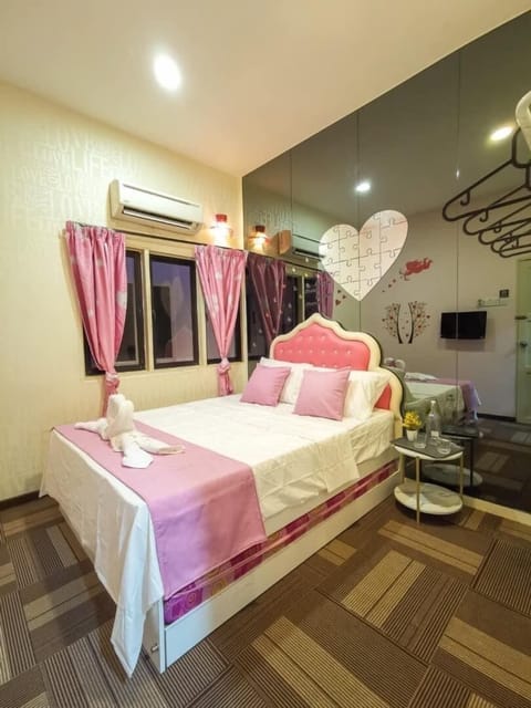 Standard Room, 1 Queen Bed | Iron/ironing board, free WiFi, bed sheets