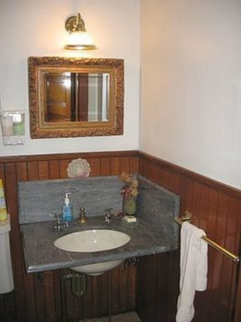 Room (Oatman room - shared bathroom) | Bathroom | Free toiletries, hair dryer, towels