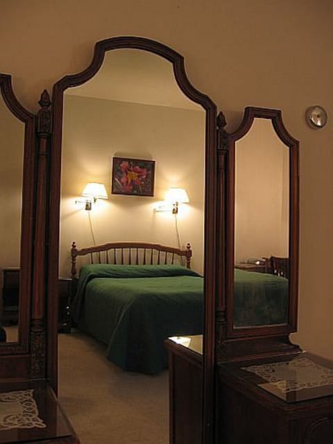 Room (Gluha room) | Desk, free WiFi, bed sheets