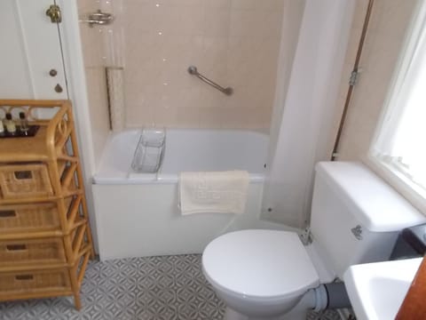Single Room, Private Bathroom | Bathroom amenities | Shower, free toiletries, hair dryer, bathrobes