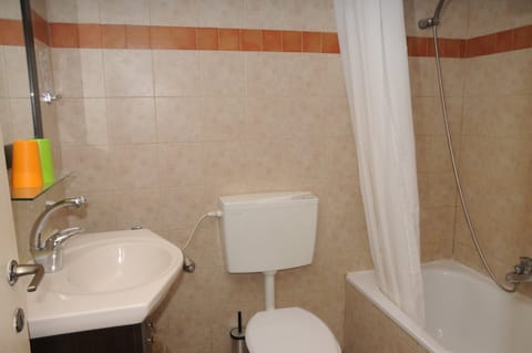 Economy Double Room (semi basement) | Bathroom | Bathtub, hair dryer, towels