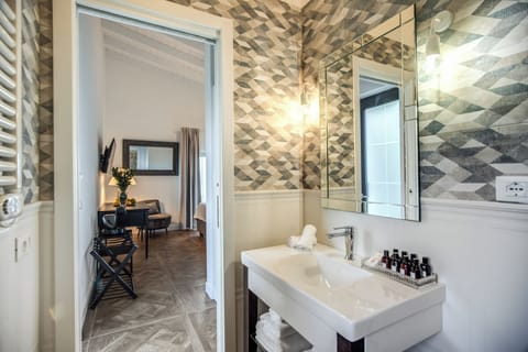 Shower, rainfall showerhead, free toiletries, slippers