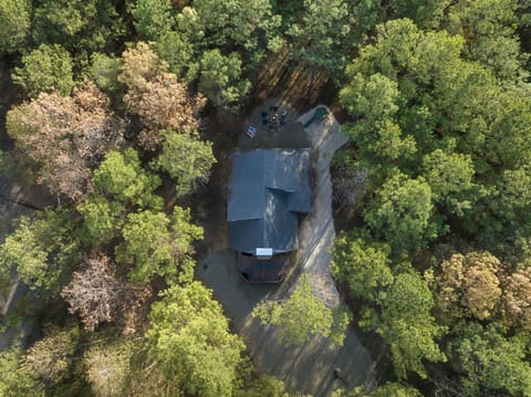 From morning coffee on the deck to starlit nights around the fire, this cabin’s outdoor spaces are made for memory-making.