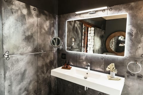 Premium Chalet | Bathroom | Free toiletries, towels