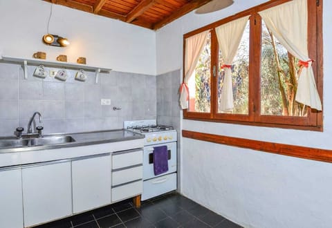 Comfort Bungalow | Private kitchen | Full-size fridge, microwave, oven, stovetop