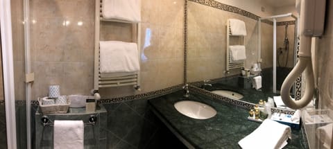 Superior Double Room, 1 Bedroom | Bathroom | Shower, free toiletries, hair dryer, bidet