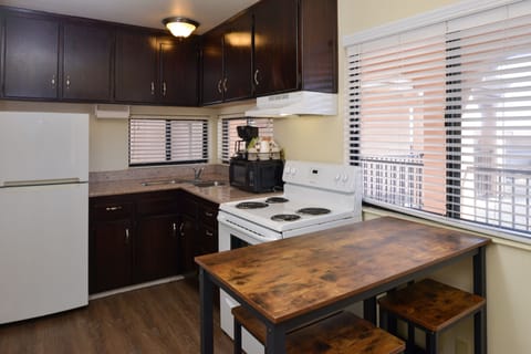 Oversized Suite | Private kitchen | Microwave, coffee/tea maker