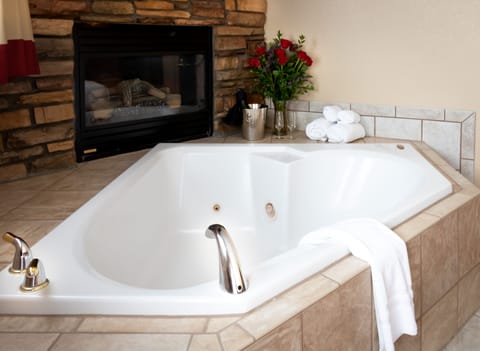 Grand Suite, 1 King Bed with Sofa bed, Lake View (Whirlpool, Fireplace and Patio) | Private spa tub