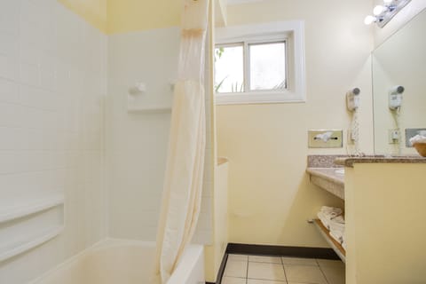 Queen Suite | Bathroom | Hair dryer, towels