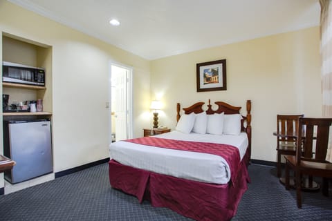 Queen Suite | In-room safe, laptop workspace, blackout drapes, iron/ironing board