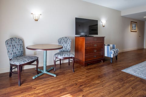 Inn - Deluxe King with Mountain and Water Park View | Premium bedding, in-room safe, desk, iron/ironing board