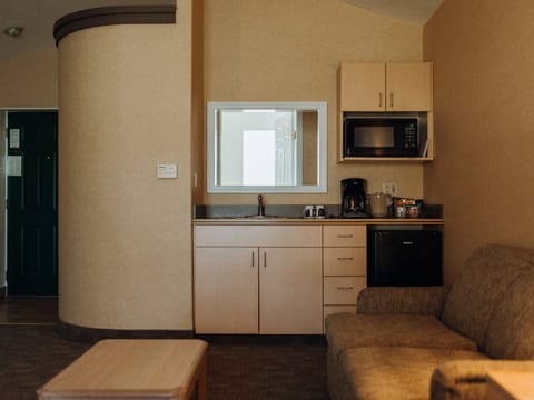 Standard Single Room, Ensuite | Private kitchenette | Coffee/tea maker