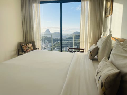 Deluxe Room, 1 King Bed, Bay View | Premium bedding, minibar, in-room safe, blackout drapes