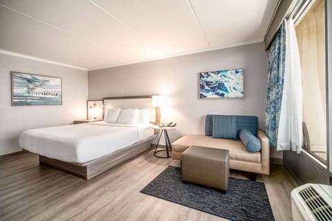 Room, 1 King Bed, Non Smoking, Oceanfront (Balcony) | Premium bedding, desk, laptop workspace, iron/ironing board