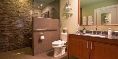 Redwood room | Bathroom | Combined shower/tub, free toiletries, hair dryer, bathrobes