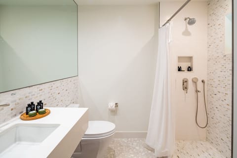 Deluxe Room, 1 Queen Bed (Riverside) | Bathroom | Free toiletries, hair dryer, towels