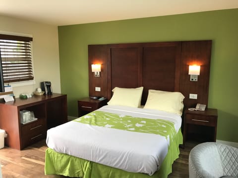 Standard Room, 1 Queen Bed, Non Smoking, Ocean View | Down comforters, desk, soundproofing, iron/ironing board