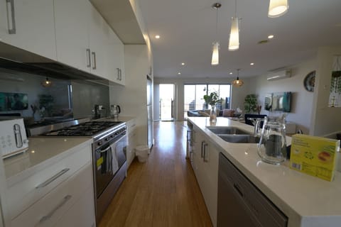 Design House | Private kitchen | Full-size fridge, microwave, oven, stovetop